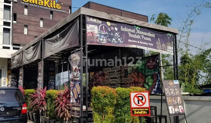 Beautiful Shop-House on the Main Road of Balikpapan City, Spacious Parking Lot