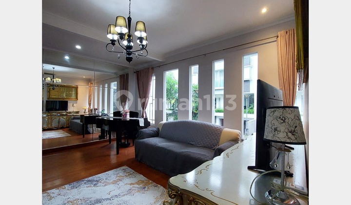 Rumah Megah di Townhouse Kebayoran Baru, Jakarta Selatan