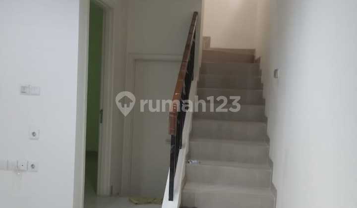 House For Sale Lokasi di Cluster Thomson Summarecon , 2