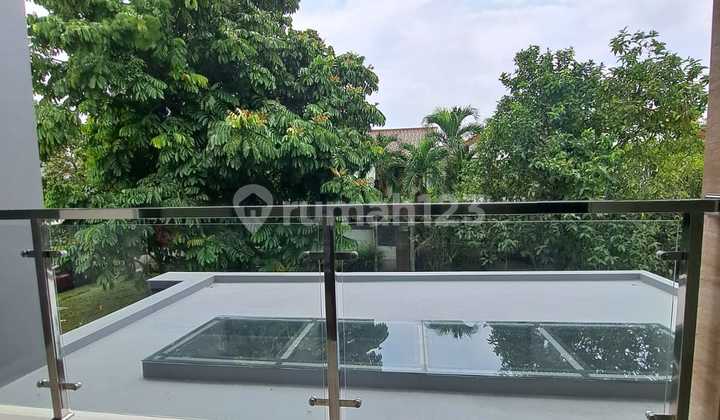 Rumah Model Kontemporer Modern di Kencana Loka Bsd 2