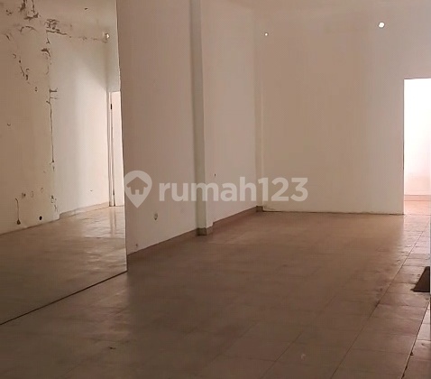 Ready-to-Use Shophouse, Strategically Located in the City Center Ready-to-Use Shophouse, Strategically Located in the City Center