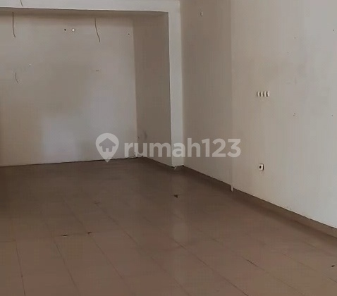 Ready-to-Use Shophouse, Strategically Located in the City Center Ready-to-Use Shophouse, Strategically Located in the City Center