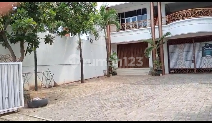 For Rent: 3-Story Building Plus Rooftop on Jl Menoreh Raya, Sampang 2