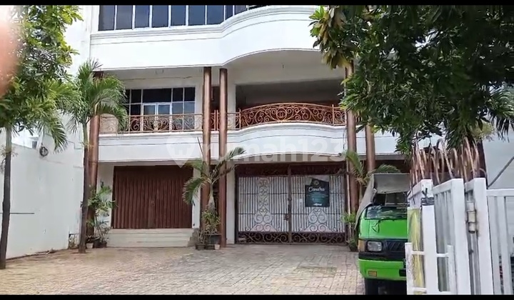 For Rent: 3-Story Building Plus Rooftop on Jl Menoreh Raya, Sampang 1