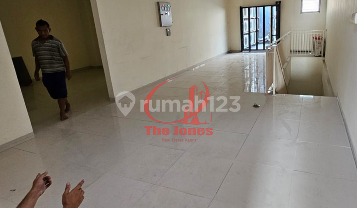 Flood-Free Commercial Building, 4 Floors, Freehold Certificate, Move-In Ready 2