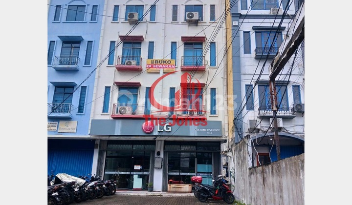 Disewakan 2 Ruko 4,5 Lantai Siap Huni Area Gambir Dgg01-0323Jp