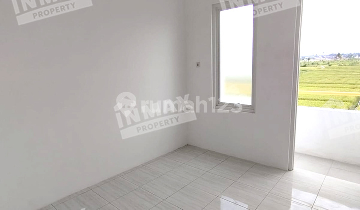 Ready-to-Occupy Rukost, New Building, 4 Minutes from Kepuharjo Main Road, Mountain View, Fully Furnished. 2