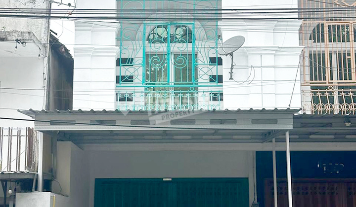 2.5-Storey Shop House, Strategic Location, Oro-Orodowo Area, Busy Traffic, Suitable for Business