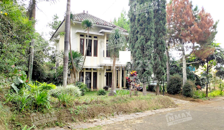 Villa Terawat Di Kota Batu, Halaman Luas, Ada Balkon Pojok, Row Jalan Lebar