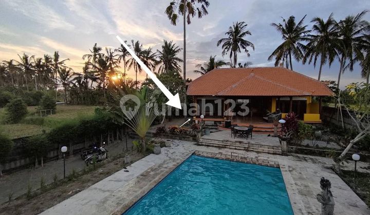Deal for Sale: Villa Near the Beach with Mountain and Rice Field Views, Located on Pantai Saba Street, Gianyar, Bali.