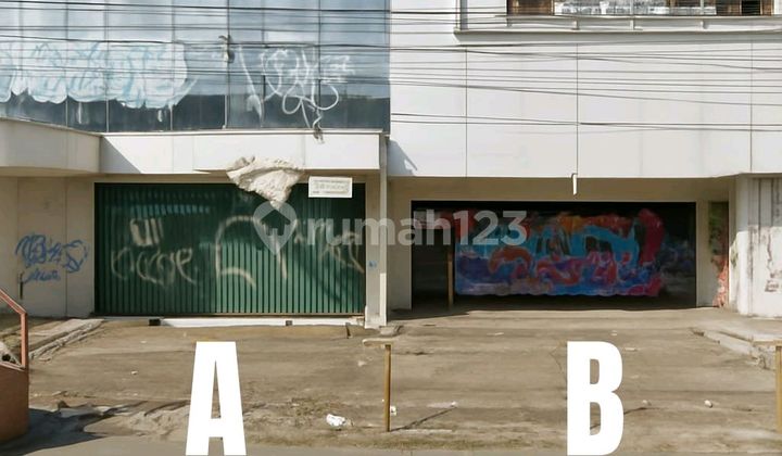 Strategic roadside shophouse, 2 units attached, can be rented separately, ideal for office/showroom/warehouse. 1