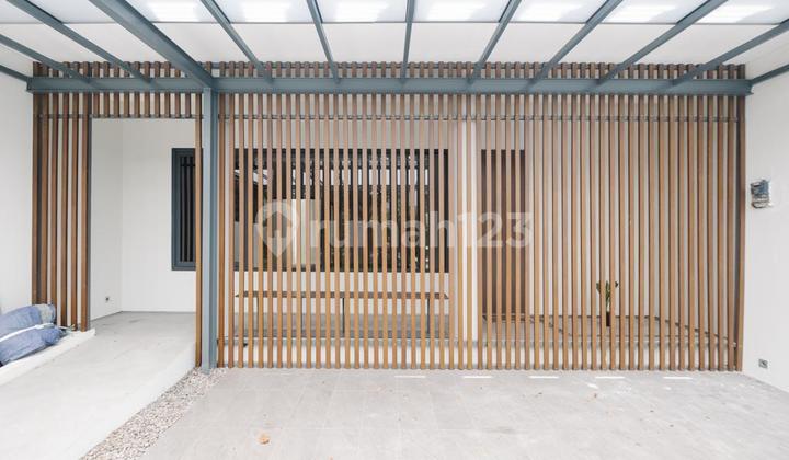 OJ001 Fully Renovated 3-Story House in Discovery Bintaro, located in front of the park.