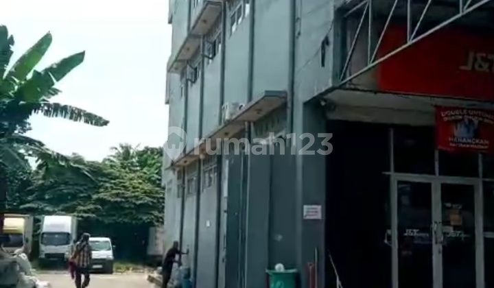 For Rent: 3 Adjacent Shophouses, 4 Floors, Spacious Parking, Suitable for Warehouse Use 2