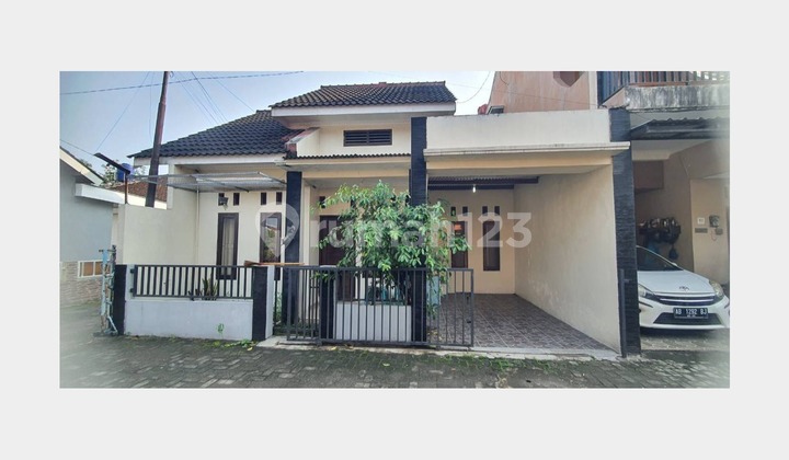RUMAH MODERN MINIMALIS HOOK DALAM CLUSTER DEKAT UMY KASIHAN