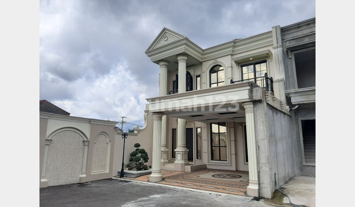 Classic Modern Luxury House in the Banyuraden Residential Area, Sleman 2