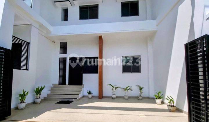 Luxury House with Swimming Pool in Mertoyudan Area, Magelang Near Mall