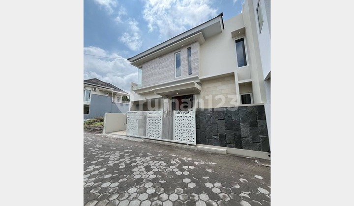 Rumah Mewah 2 Lantai Perumahan Jalan Jambon Dekat Kota Jogja