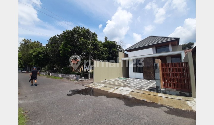 Spacious & Luxurious Modern Tropical House on Kaliurang KM 10 Street, Gentan 2