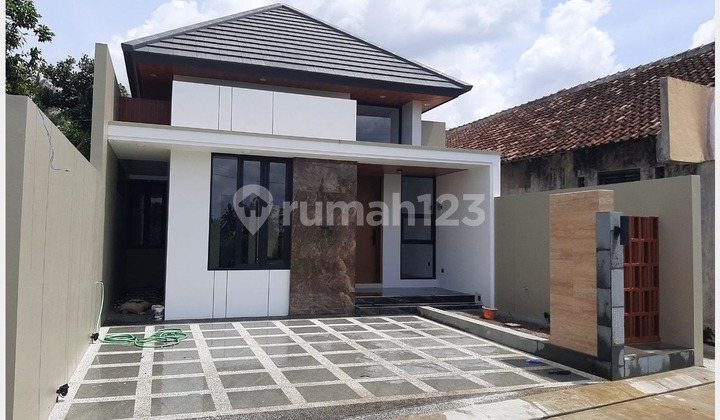 Rumah Modern Tropis Luas & Mewah di Jalan Kaliurang KM 10 Gentan