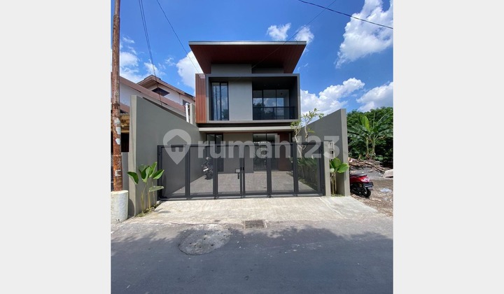 RUMAH MEWAH FURNISHED DEKAT KAMPUS UGM JL.KALIURANG KM 7 SLEMAN RUMAH MEWAH FURNISHED DEKAT KAMPUS UGM JL.KALIURANG KM 7 SLEMAN