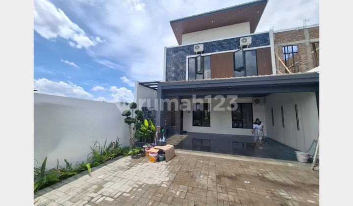 Rumah Cantik 2 Lantai Furnished Dalam Cluster Maguwoharjo Sleman