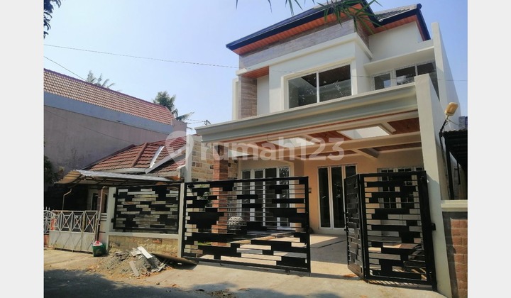 Rumah Mewah dengan Kolam Renang Jalan Palagan Km 8 Ngaglik Sleman