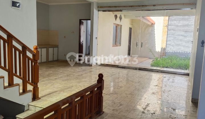 Rumah Luas 252 M2, 2 Lantai, Siap Huni, Bebas Furnish di Lokasi Strategis 2