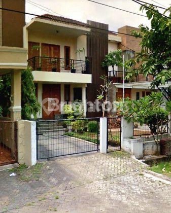 Rumah Mewah 2 Lantai. Lokasi Strategis Dan Siap Huni Di Kemang Pratama Bekasi Bagus