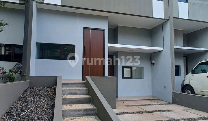 Strategic House Near Jatiwarna Toll Road, Flood-Free Strategic House Near Jatiwarna Toll Road, Flood-Free
