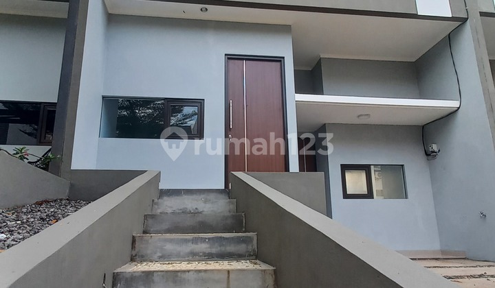 Comfortable Green House Near Jatiwarna Toll Road