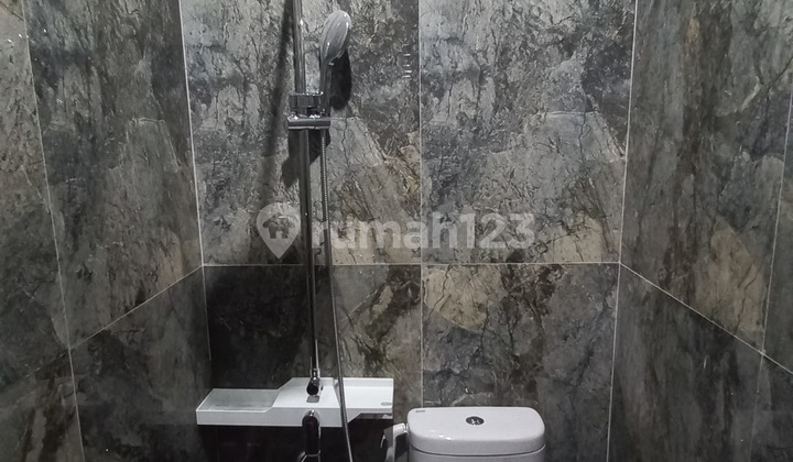 Strategic House Near Jatiwarna Toll Road, Flood-Free Strategic House Near Jatiwarna Toll Road, Flood-Free