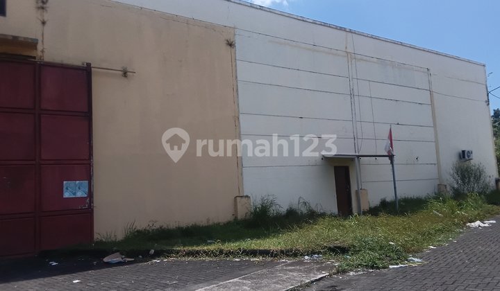 Large and Extensive Warehouse in a Strategic Location in Manado
