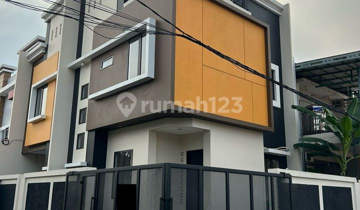 Rumah Modern Minimalis Lingkungan Nyaman Di Citra Jakarta Barat