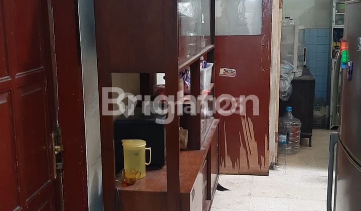 Rumah Tua 1 Setengah lantai Di kebun jeruk