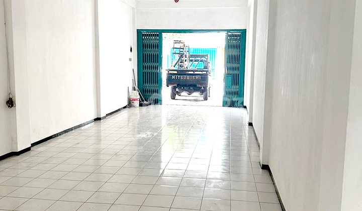 2.5-Story Shop House for Sale and Rent on Brigjen Slamet Riadi Street, Malang 2