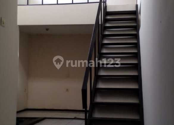 Twin Houses Near Market and School