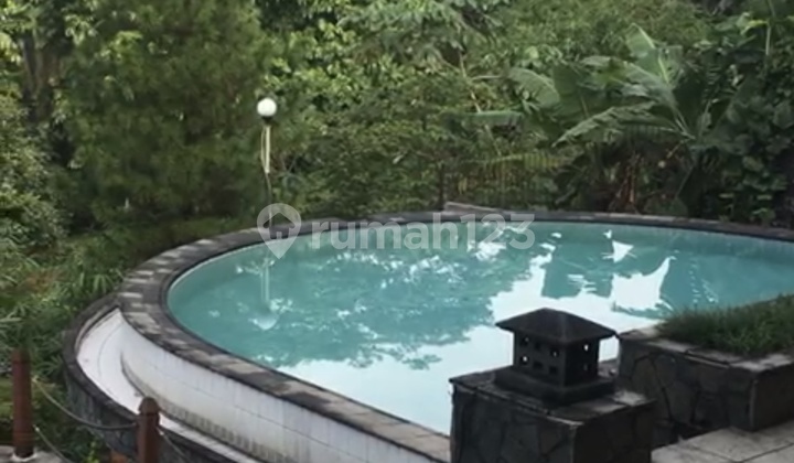 Rumah Mewah Ada Kolam Berenang Siap Huni 