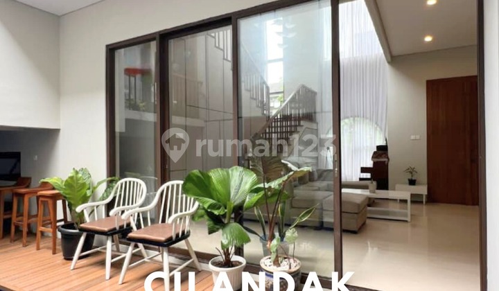 Dijual Rumah Siap Huni Bergaya Modern Klasik di Cilandak