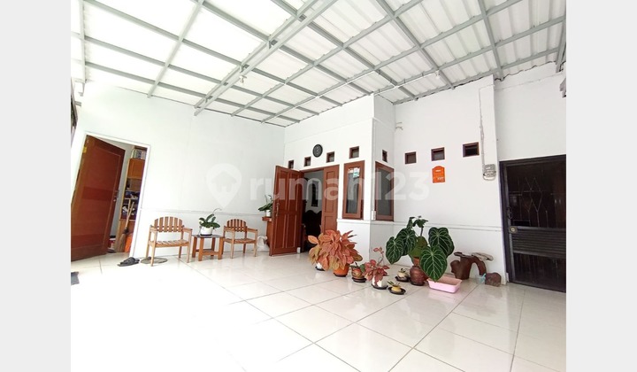 Ready-to-Occupy House in Kalijati Antapani Complex with Easy Road Access to Arcamanik & Cisaranten, Bandung