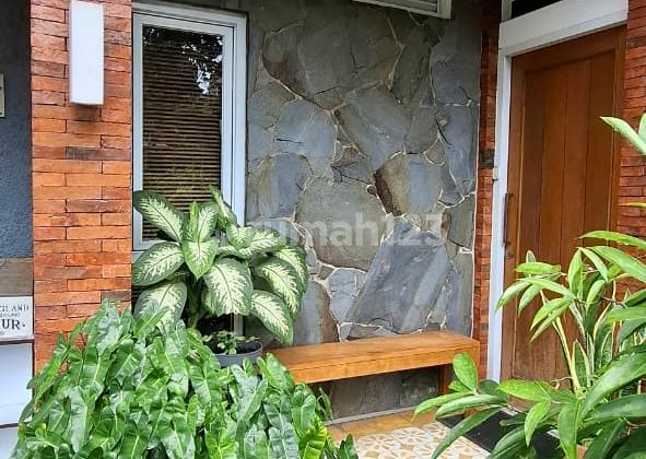 Rumah Cantik Gaya Tropis Lingkungan Asri Dalam Cluster di Bintaro Jaya, Tangerang Selatan