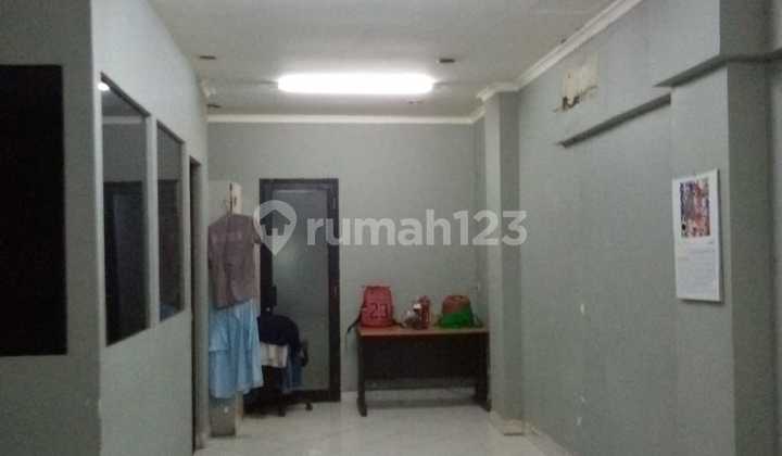 Ruko 3 Lantai Siap Huni Akses Mudah Lokasi Srategis di Senayan - Jakarta Selatan