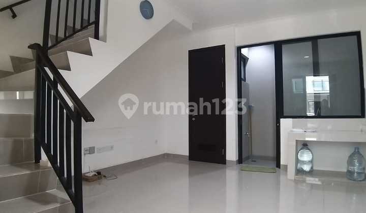 Disewakan Rumah Millenial Pik 2 Semi Furnish Ukuran 4.5x10