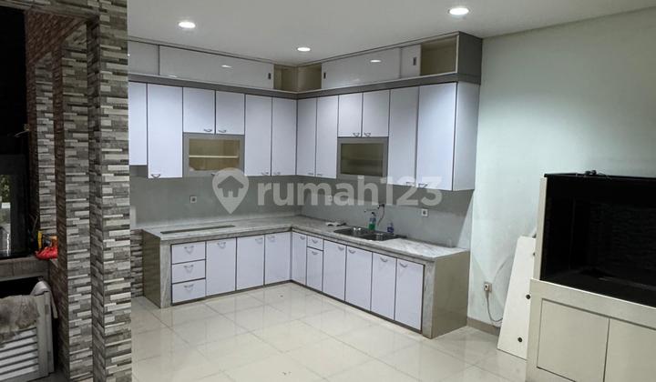 Dijual Rumah Full Renov 2 1/2 Lantai di Residence One