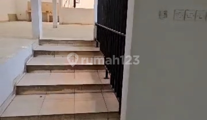 A 2-story shophouse in a very strategic location in the center of Bandung city, a busy area, previously used as a showroom.