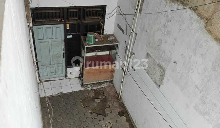 Cheap 20-room boarding house, car access road entrance. 2