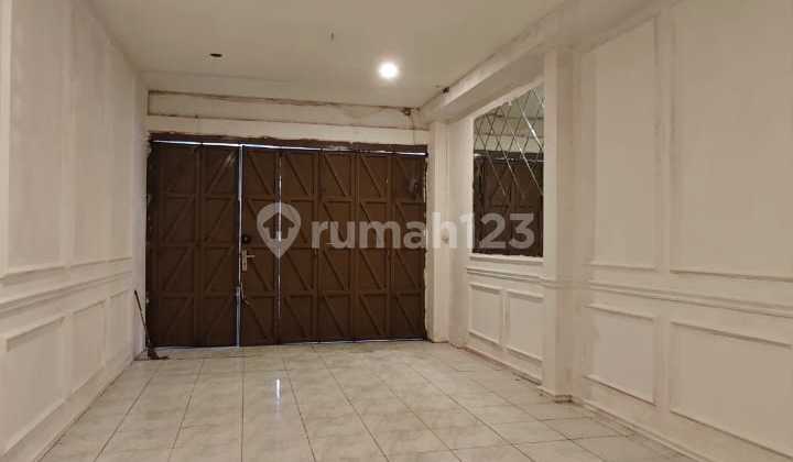 A Good Shop House in a Strategic Location with a Comfortable Environment