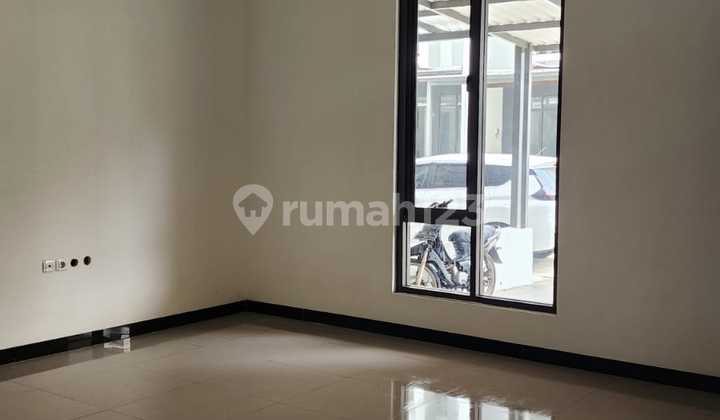 For Rent: New 2-Story Comfortable House with a Lush Environment in the Taman Kopo Indah Area. 2