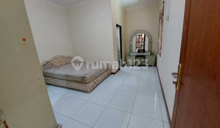 Spacious and Comfortable House with Complete and Cool Facilities in the Batununggal Area 2