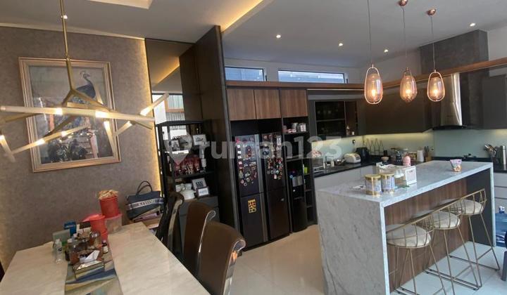 Rumah 3 Lantai Yang Bagus Dan Nyaman Full Furnished Dengan Lingkungan Sejuk Di Kawasan Singgasana 2