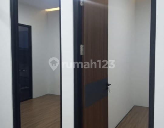 A Comfortable and Spacious House with a Cool and Serene Environment in the Leuwisari Area. 2